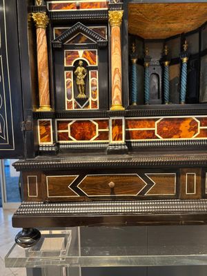 A fine Italian tortoiseshell- and ebony-veneered cabinet, Florence, 17th C. — photo 15