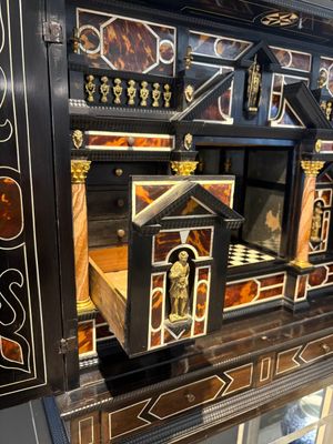 A fine Italian tortoiseshell- and ebony-veneered cabinet, Florence, 17th C. — photo 19