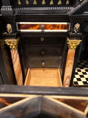 A fine Italian tortoiseshell- and ebony-veneered cabinet, Florence, 17th C. — photo 20