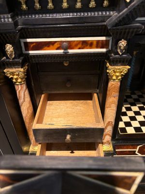 A fine Italian tortoiseshell- and ebony-veneered cabinet, Florence, 17th C. — photo 21
