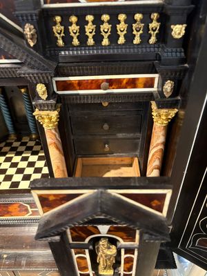 A fine Italian tortoiseshell- and ebony-veneered cabinet, Florence, 17th C. — photo 29