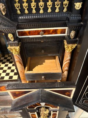 A fine Italian tortoiseshell- and ebony-veneered cabinet, Florence, 17th C. — photo 30