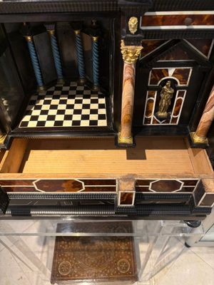 A fine Italian tortoiseshell- and ebony-veneered cabinet, Florence, 17th C. — photo 34
