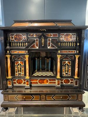 A fine Italian tortoiseshell- and ebony-veneered cabinet, Florence, 17th C. — photo 8