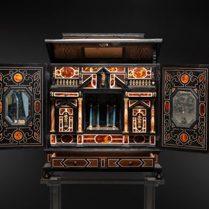 A fine Italian tortoiseshell- and ebony-veneered cabinet, Florence, 17th C. — photo 1