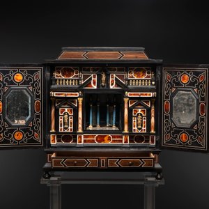A fine Italian tortoiseshell- and ebony-veneered cabinet, Florence, 17th C. — photo 2