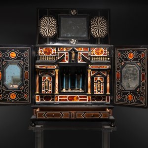 A fine Italian tortoiseshell- and ebony-veneered cabinet, Florence, 17th C. — photo 3