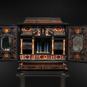 A fine Italian tortoiseshell- and ebony-veneered cabinet, Florence, 17th C. — photo 4