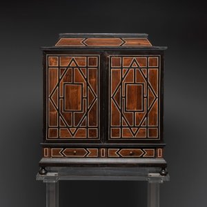 A fine Italian tortoiseshell- and ebony-veneered cabinet, Florence, 17th C. — photo 5