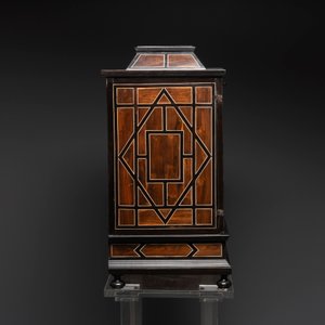 A fine Italian tortoiseshell- and ebony-veneered cabinet, Florence, 17th C. — photo 8