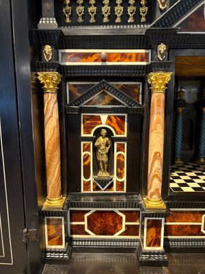 A fine Italian tortoiseshell- and ebony-veneered cabinet, Florence, 17th C. — photo 12