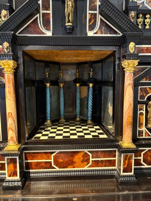 A fine Italian tortoiseshell- and ebony-veneered cabinet, Florence, 17th C. — photo 13