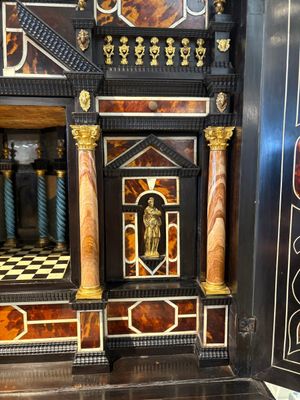A fine Italian tortoiseshell- and ebony-veneered cabinet, Florence, 17th C. — photo 14