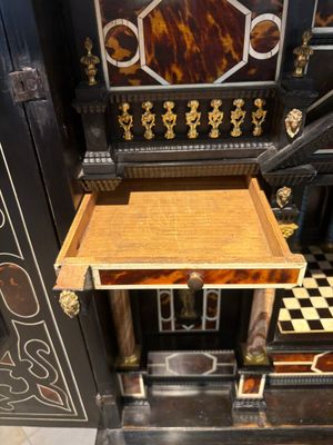 A fine Italian tortoiseshell- and ebony-veneered cabinet, Florence, 17th C. — photo 17