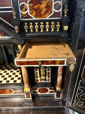 A fine Italian tortoiseshell- and ebony-veneered cabinet, Florence, 17th C. — photo 18