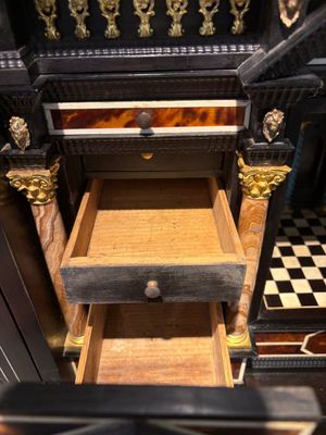A fine Italian tortoiseshell- and ebony-veneered cabinet, Florence, 17th C. — photo 22