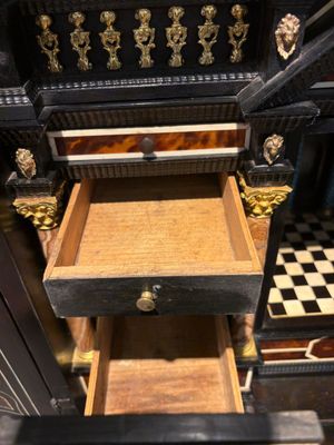 A fine Italian tortoiseshell- and ebony-veneered cabinet, Florence, 17th C. — photo 23