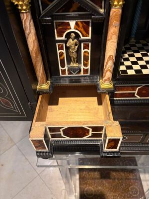 A fine Italian tortoiseshell- and ebony-veneered cabinet, Florence, 17th C. — photo 24