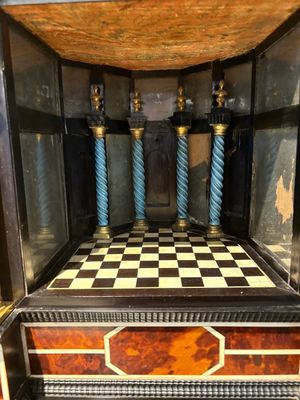 A fine Italian tortoiseshell- and ebony-veneered cabinet, Florence, 17th C. — photo 25
