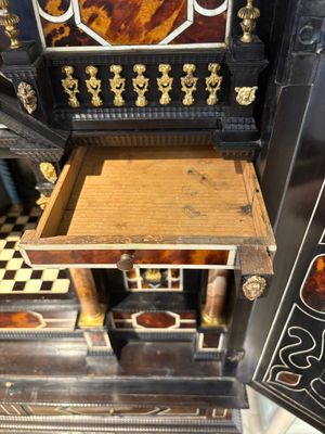 A fine Italian tortoiseshell- and ebony-veneered cabinet, Florence, 17th C. — photo 27