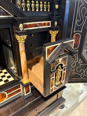 A fine Italian tortoiseshell- and ebony-veneered cabinet, Florence, 17th C. — photo 28