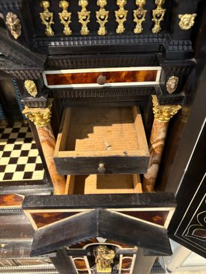 A fine Italian tortoiseshell- and ebony-veneered cabinet, Florence, 17th C. — photo 31