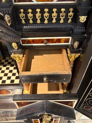 A fine Italian tortoiseshell- and ebony-veneered cabinet, Florence, 17th C. — photo 32