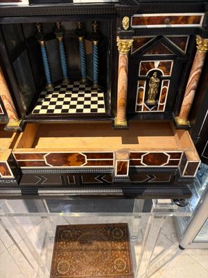 A fine Italian tortoiseshell- and ebony-veneered cabinet, Florence, 17th C. — photo 33
