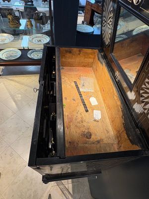 A fine Italian tortoiseshell- and ebony-veneered cabinet, Florence, 17th C. — photo 48