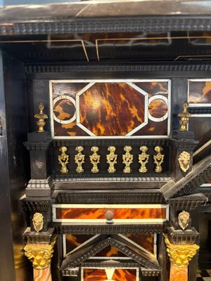 A fine Italian tortoiseshell- and ebony-veneered cabinet, Florence, 17th C. — photo 9