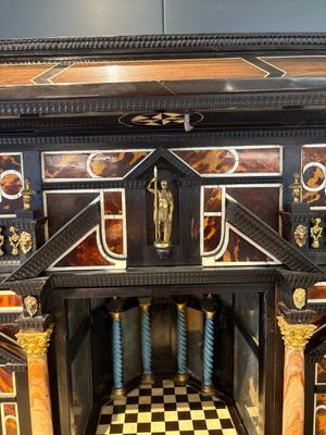 A fine Italian tortoiseshell- and ebony-veneered cabinet, Florence, 17th C. — photo 10