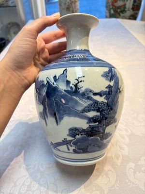 A fine Japanese Arita blue and white vase or sake bottle with landscape design, Edo, ca. 1680 — photo 1