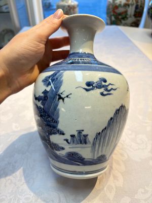 A fine Japanese Arita blue and white vase or sake bottle with landscape design, Edo, ca. 1680 — photo 2