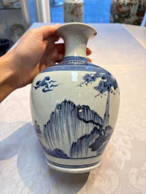 A fine Japanese Arita blue and white vase or sake bottle with landscape design, Edo, ca. 1680 — photo 3