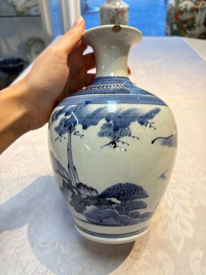 A fine Japanese Arita blue and white vase or sake bottle with landscape design, Edo, ca. 1680 — photo 4