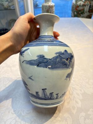 A fine Japanese Arita blue and white vase or sake bottle with landscape design, Edo, ca. 1680 — photo 5
