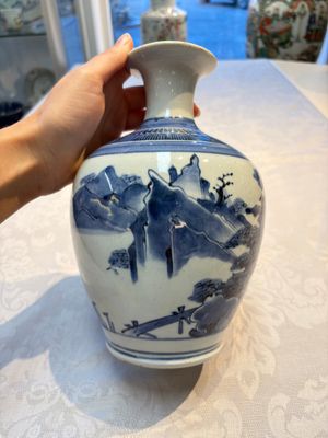 A fine Japanese Arita blue and white vase or sake bottle with landscape design, Edo, ca. 1680 — photo 6