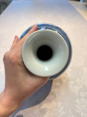 A fine Japanese Arita blue and white vase or sake bottle with landscape design, Edo, ca. 1680 — photo 7