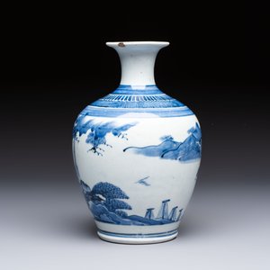 A fine Japanese Arita blue and white vase or sake bottle with landscape design, Edo, ca. 1680 — photo 3