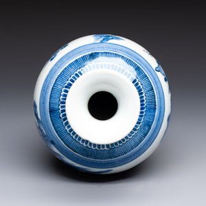 A fine Japanese Arita blue and white vase or sake bottle with landscape design, Edo, ca. 1680 — photo 5
