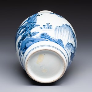 A fine Japanese Arita blue and white vase or sake bottle with landscape design, Edo, ca. 1680 — photo 6
