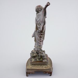 A fine Japanese bronze figure of a sage on base, Meiji, 19th C. — photo 5