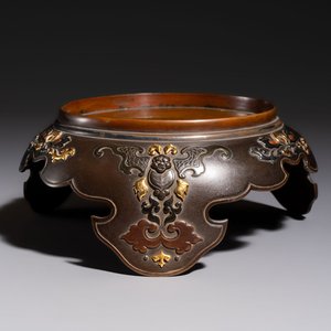 A fine Japanese bronze stand with silver-, gold- and copper-plated details, Meiji, 19th C. — photo 1