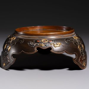 A fine Japanese bronze stand with silver-, gold- and copper-plated details, Meiji, 19th C. — photo 2