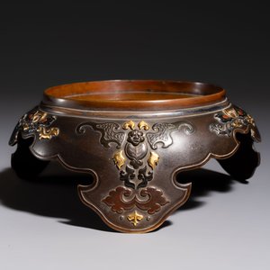 A fine Japanese bronze stand with silver-, gold- and copper-plated details, Meiji, 19th C. — photo 3