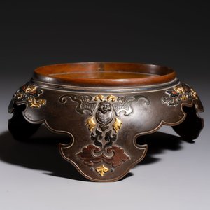 A fine Japanese bronze stand with silver-, gold- and copper-plated details, Meiji, 19th C. — photo 4