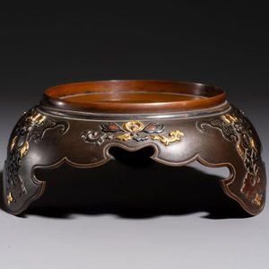 A fine Japanese bronze stand with silver-, gold- and copper-plated details, Meiji, 19th C. — photo 5