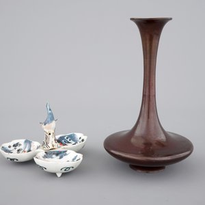 A fine Japanese bronze vase, 19th C. and an Imari spice box with dolphin finial, 17/18th C. — photo 1