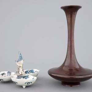 A fine Japanese bronze vase, 19th C. and an Imari spice box with dolphin finial, 17/18th C. — photo 2