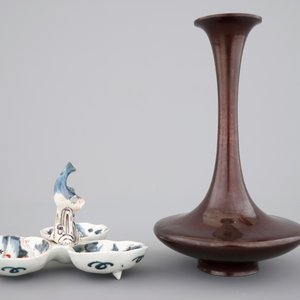 A fine Japanese bronze vase, 19th C. and an Imari spice box with dolphin finial, 17/18th C. — photo 3